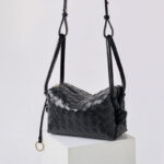 Vintage Mini Handtasche aus echtem Leder in Form eines gewebten Kissens