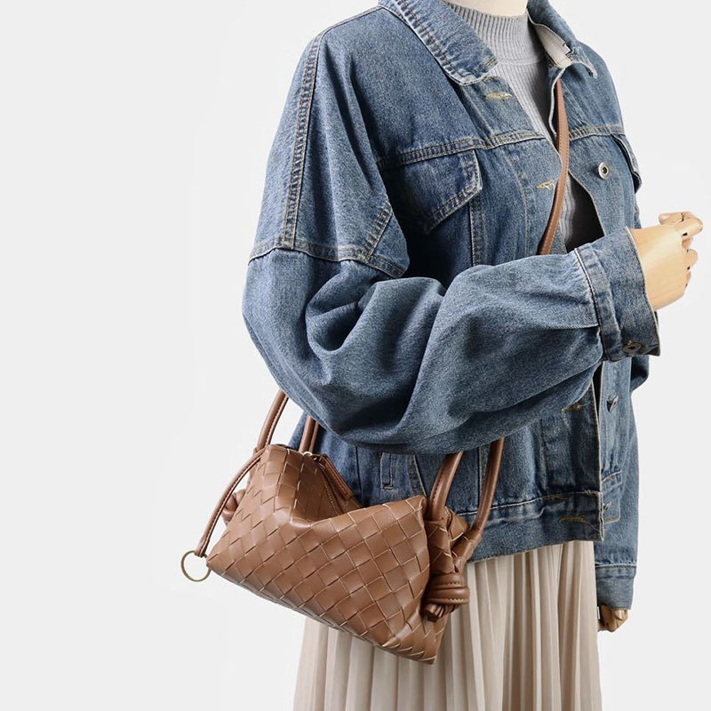 Vintage Mini Handtasche aus echtem Leder in Form eines gewebten Kissens