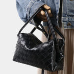 Vintage Mini Handtasche aus echtem Leder in Form eines gewebten Kissens