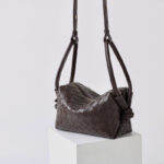 Vintage Mini Handtasche aus echtem Leder in Form eines gewebten Kissens