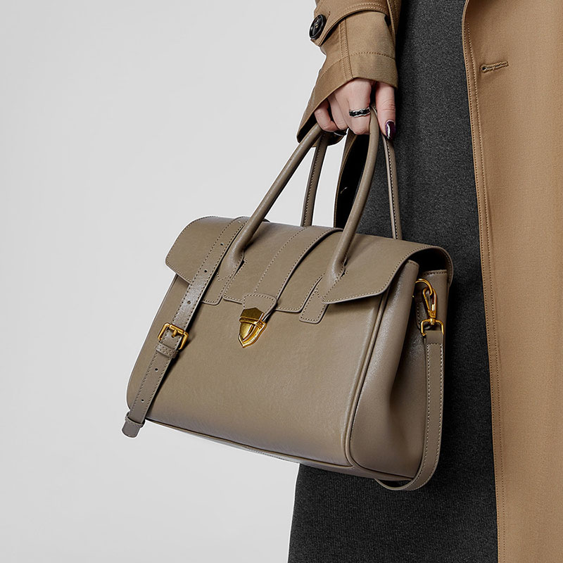 Sac à main à bandoulière en cuir vintage de grain supérieur avec quincaillerie en or pour femmes