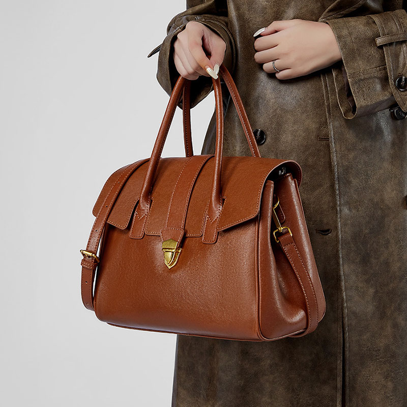 Sac à main à bandoulière en cuir vintage de grain supérieur avec quincaillerie en or pour femmes
