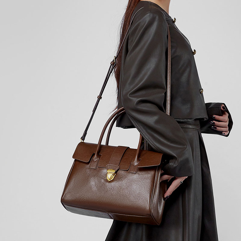 Sac à main à bandoulière en cuir vintage de grain supérieur avec quincaillerie en or pour femmes