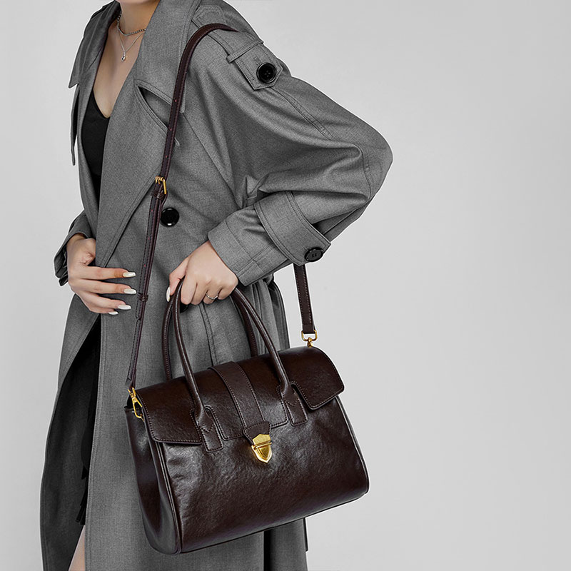 Sac à main à bandoulière en cuir vintage de grain supérieur avec quincaillerie en or pour femmes