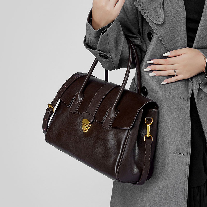 Sac à main à bandoulière en cuir vintage de grain supérieur avec quincaillerie en or pour femmes