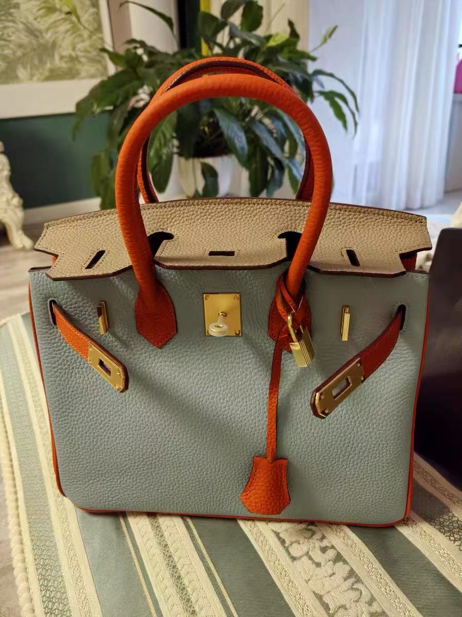 Damen Vollnarbenleder Color-Block Gold Lock Closure Henkeltasche mit Schlüssel & Schloss und Schlüsselriemen photo review
