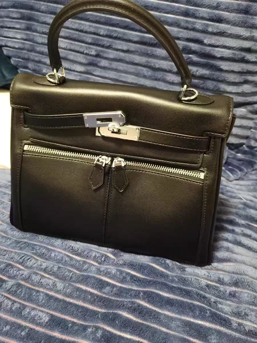 Minimalistische Damen Tasche aus echtem Leder mit zwei Reißverschlusstaschen und Verschluss am oberen Griff photo review