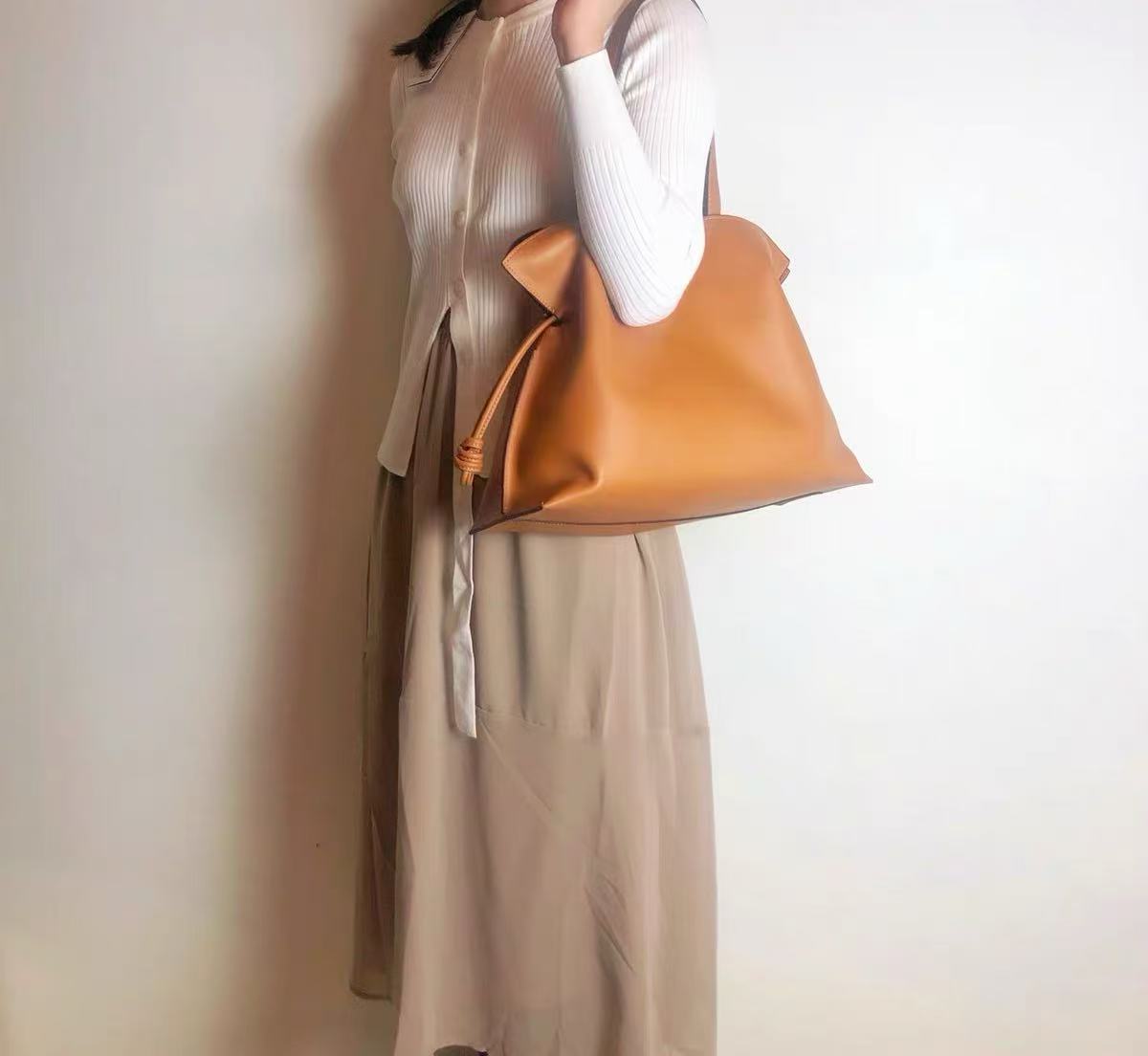 Women's Minimalist Genuine Leather Drawstring Pleated Crossbody Shoulder Bucket Bag photo review