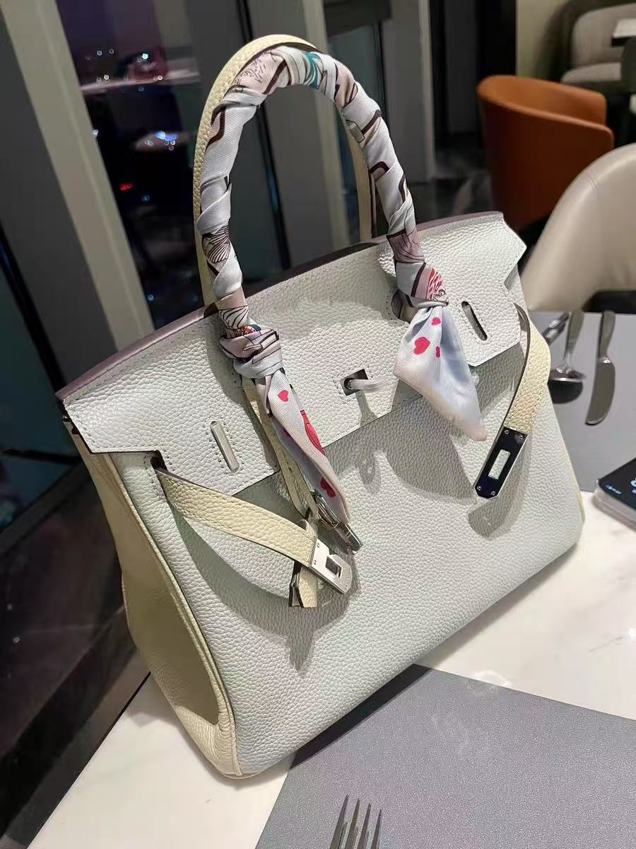 Minimalistische Damen Tasche aus hellblauem, weißem, gekörntem Leder mit oberem Griff photo review