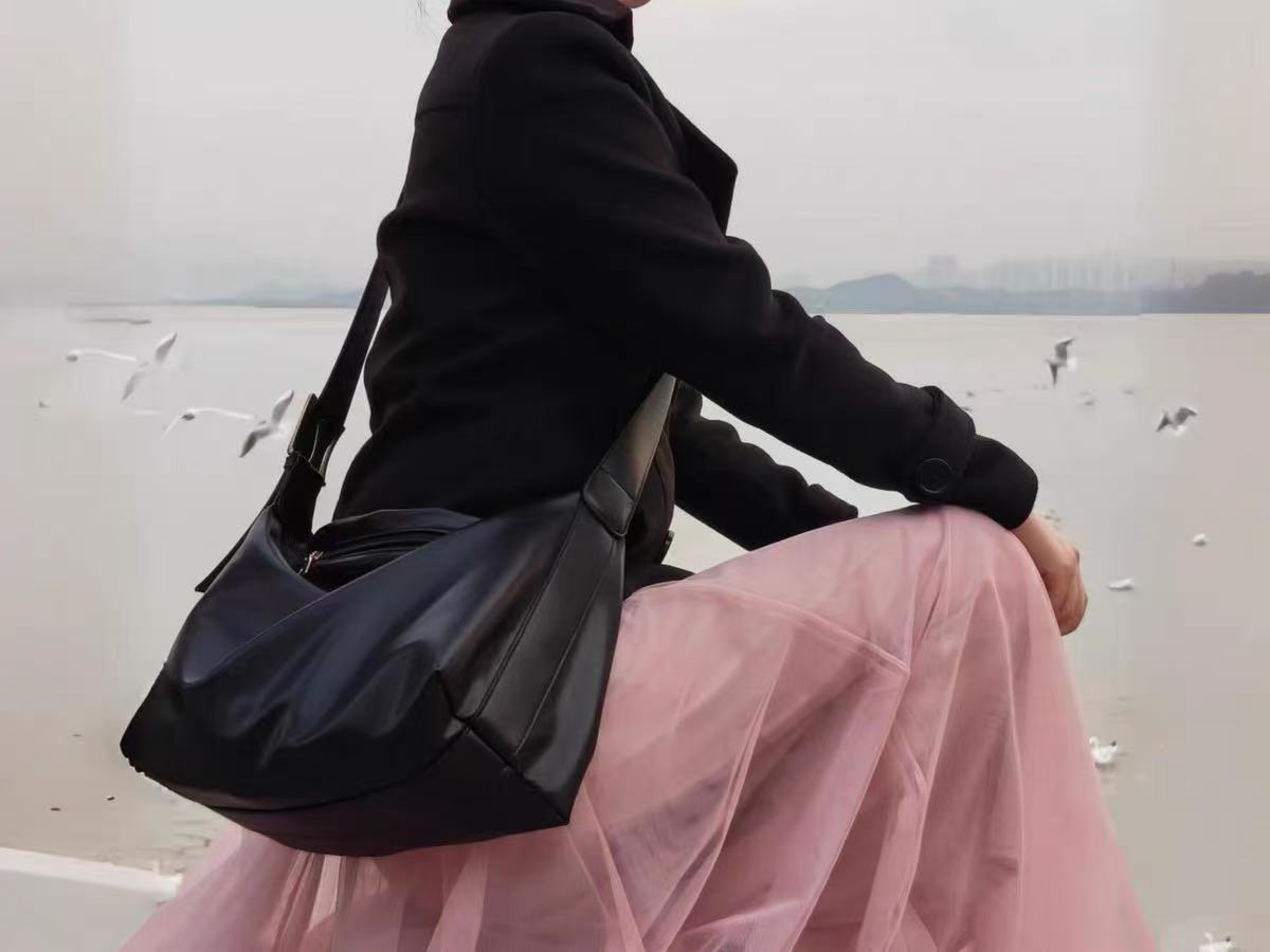 Minimalistische Damen Leder Zip-Top Hobo Umhängetasche photo review