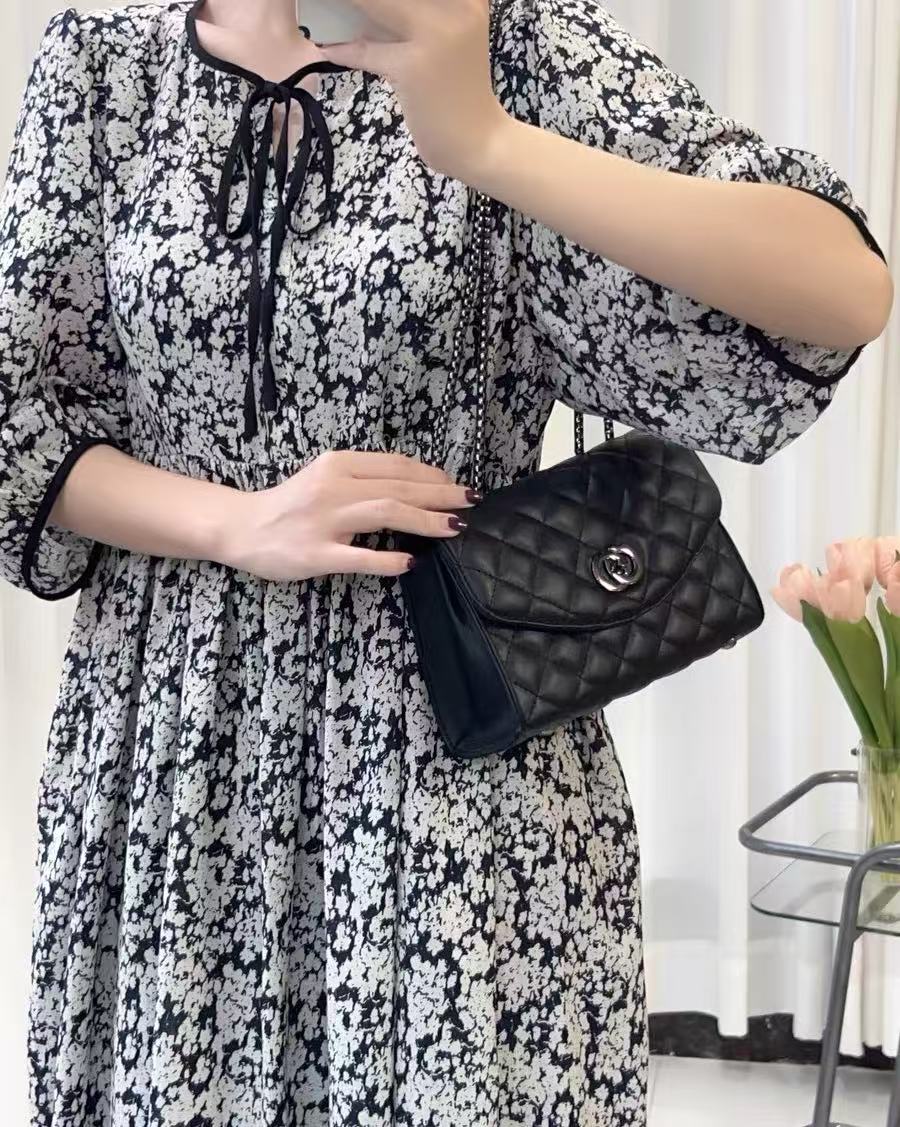 Women's Quilted Genuine Leather Rotating Lock Chain Shoulder Crossbody Bag photo review