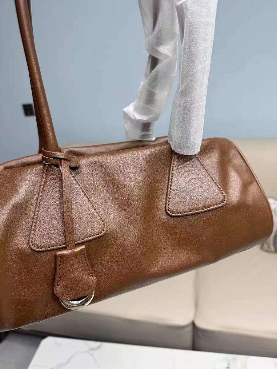 Minimalistische Baguette-Tasche aus echtem Leder in Kissenform für Damen photo review