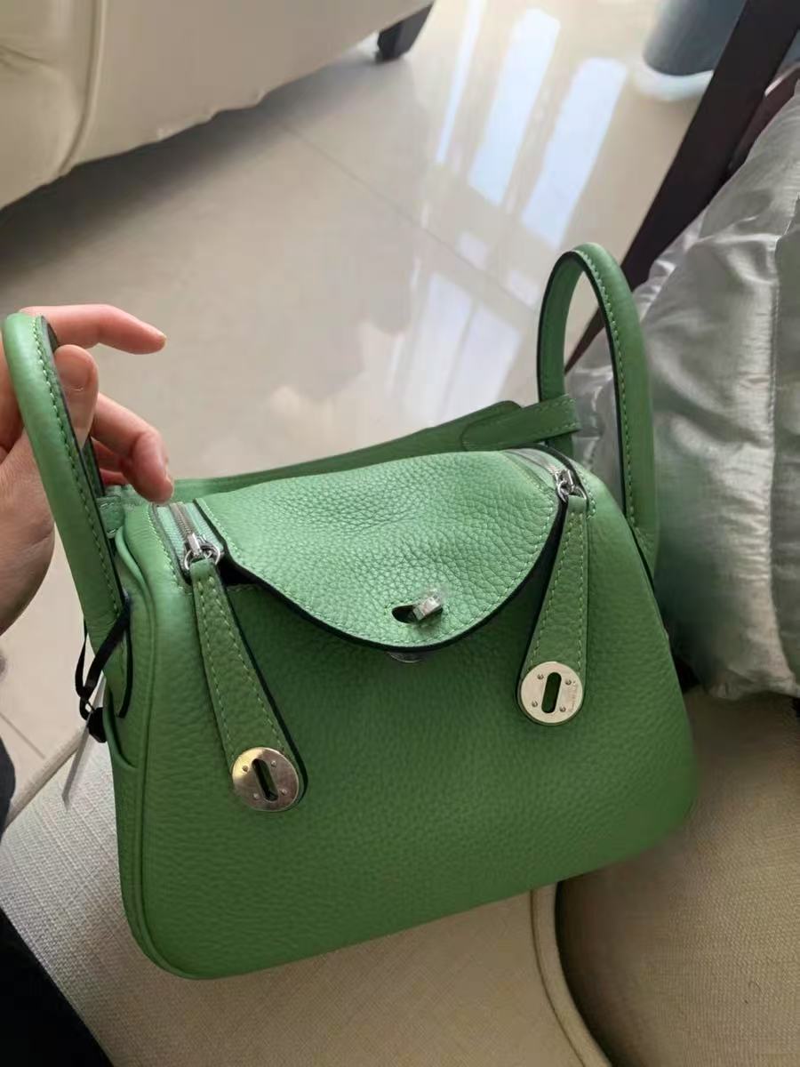 Frauen Top-Grain Leder Kissen Schulter Handtasche In Silber Hardware photo review