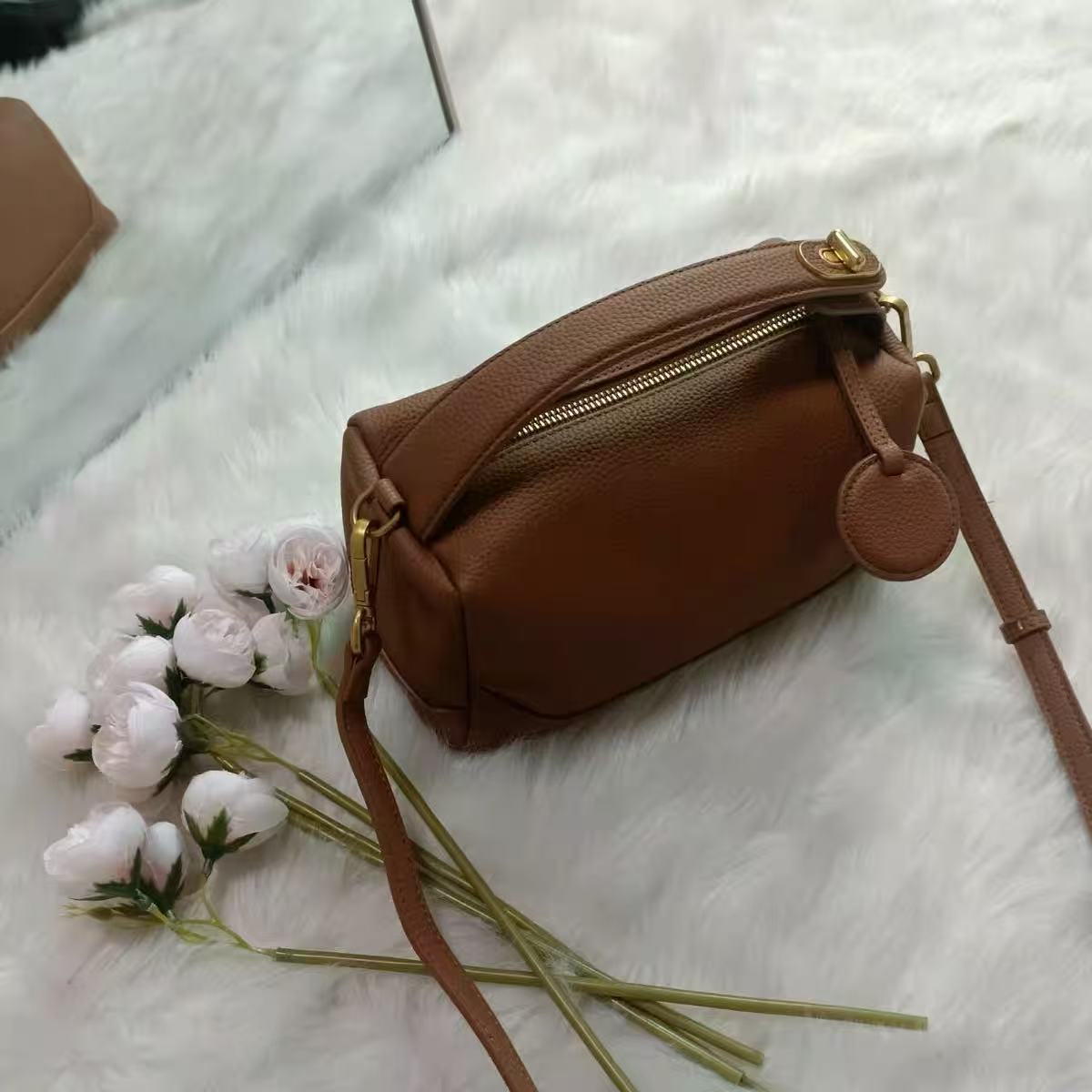 Dunkelbraunes Leder in Kissenform Crossbody Handtasche für Frauen photo review