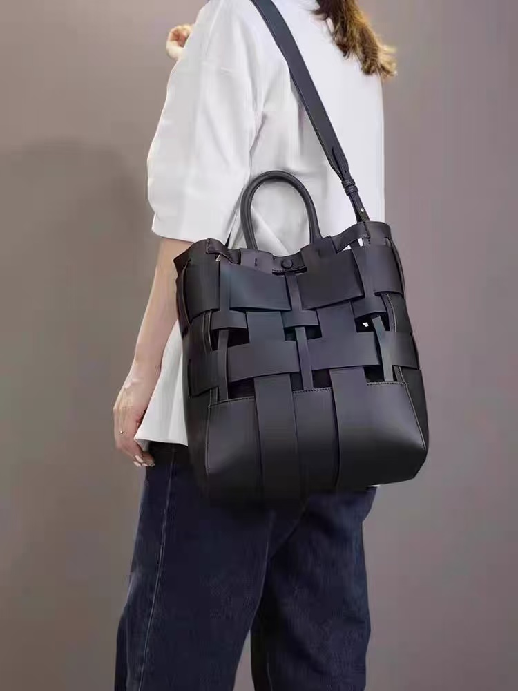 Women's Minimalist Woven Genuine Leather Crossbody Bucket Bags photo review