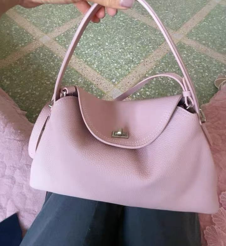 Minimalistische Damenhandtasche aus feinstem Leder mit silberner Schließe photo review