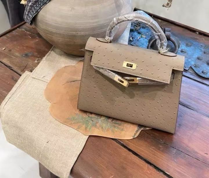 Women's Vintage Ostrich Embossed Full-Grain Leather Handbag In Gold Hardware photo review