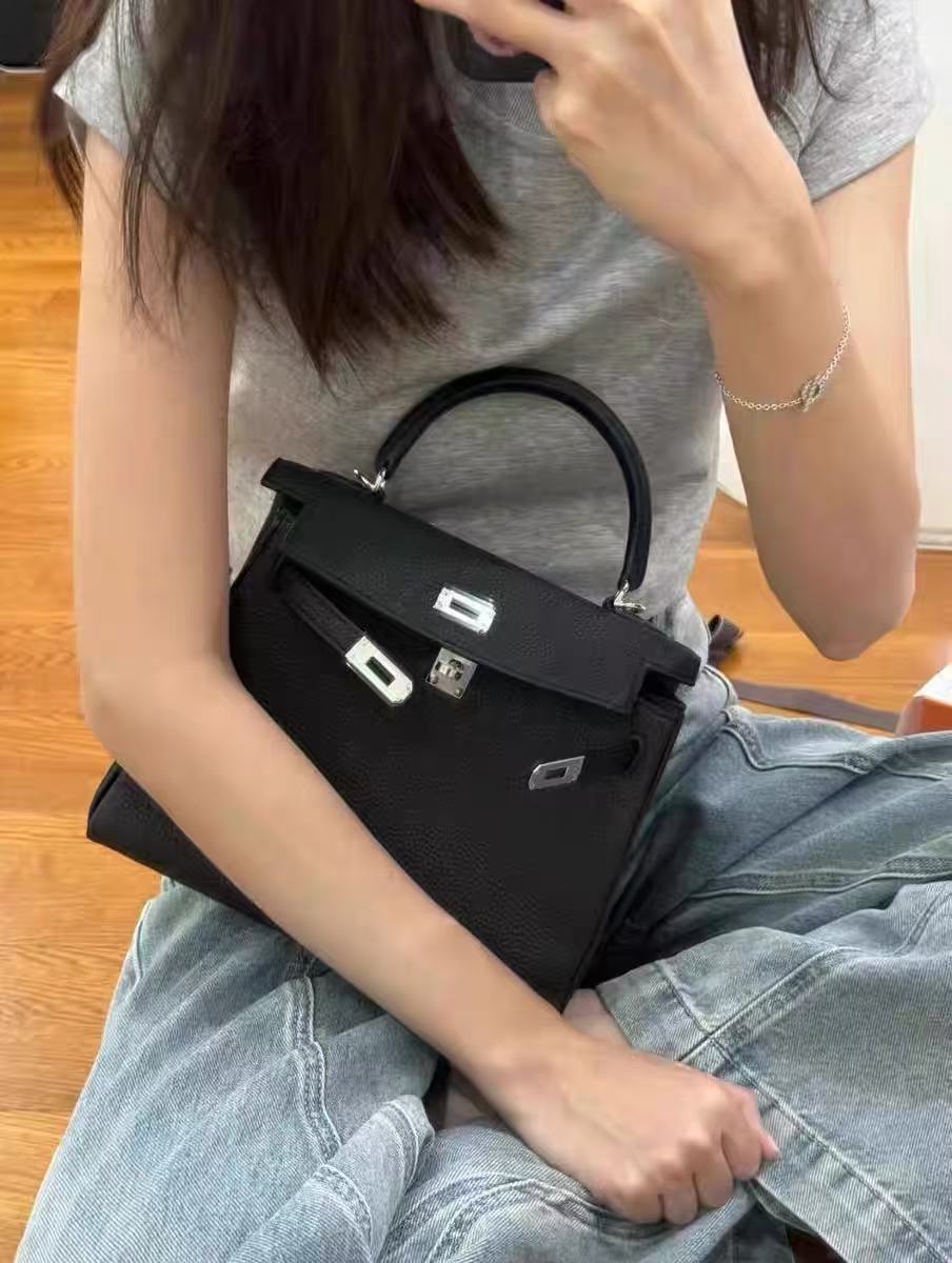 Damen Vollnarbenleder Tasche mit silbernem Henkel photo review