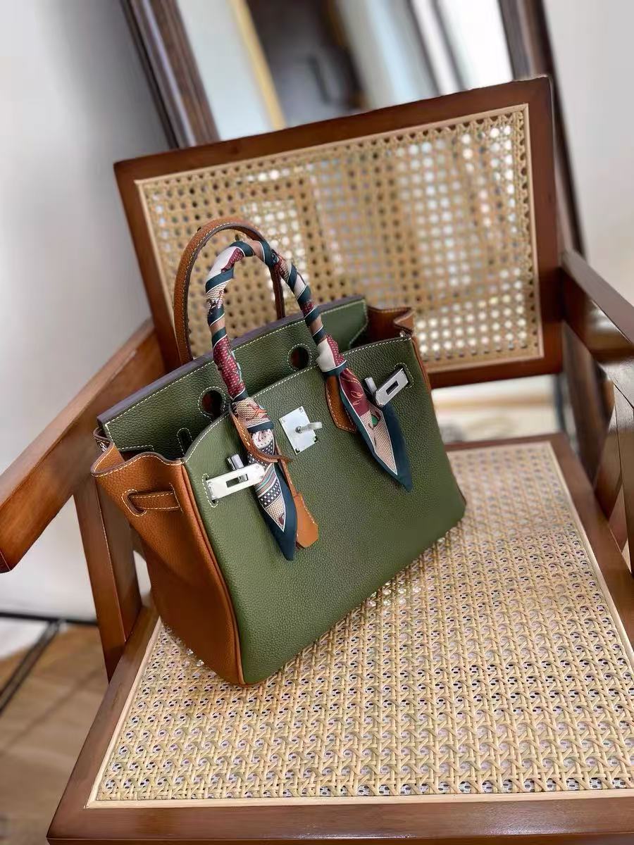 Minimalistische Damen Tasche aus grünem und braunem Vollnarbenleder mit silbernem Henkel photo review