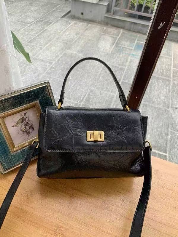Damen Echtes Leder Schloss Schnalle Plissee Struktur Crossbody Top Handle Tasche photo review