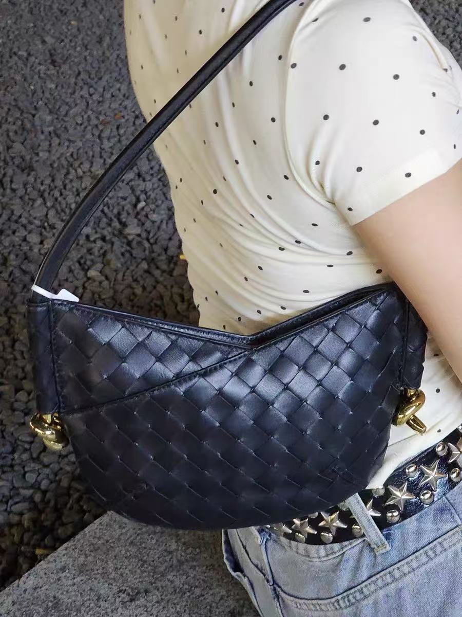 Women's Woven Genuine Leather V-Shaped Shoulder Bag photo review