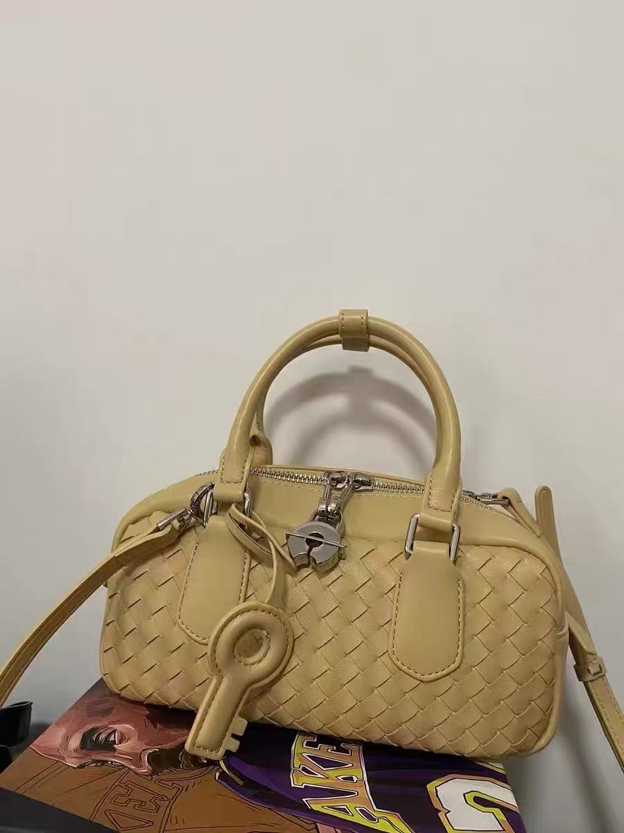 Minimalistische Damen Tasche mit gewebtem Ledergriff photo review