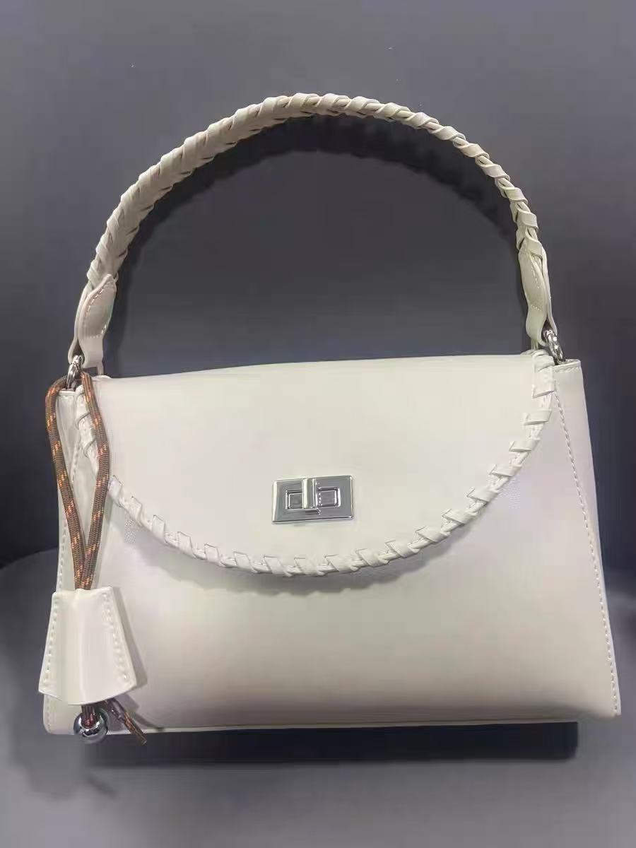 Minimalistische Damen Handtasche aus Leder mit geflochtenen Details und silberner Hardware photo review