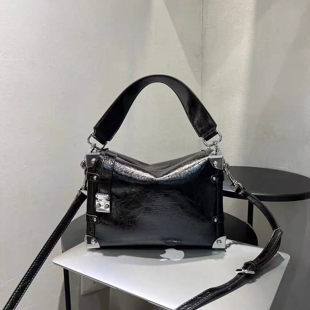 Sac à bandoulière vintage en cuir de grain supérieur clouté, avec accessoires argentés, pour femmes photo review