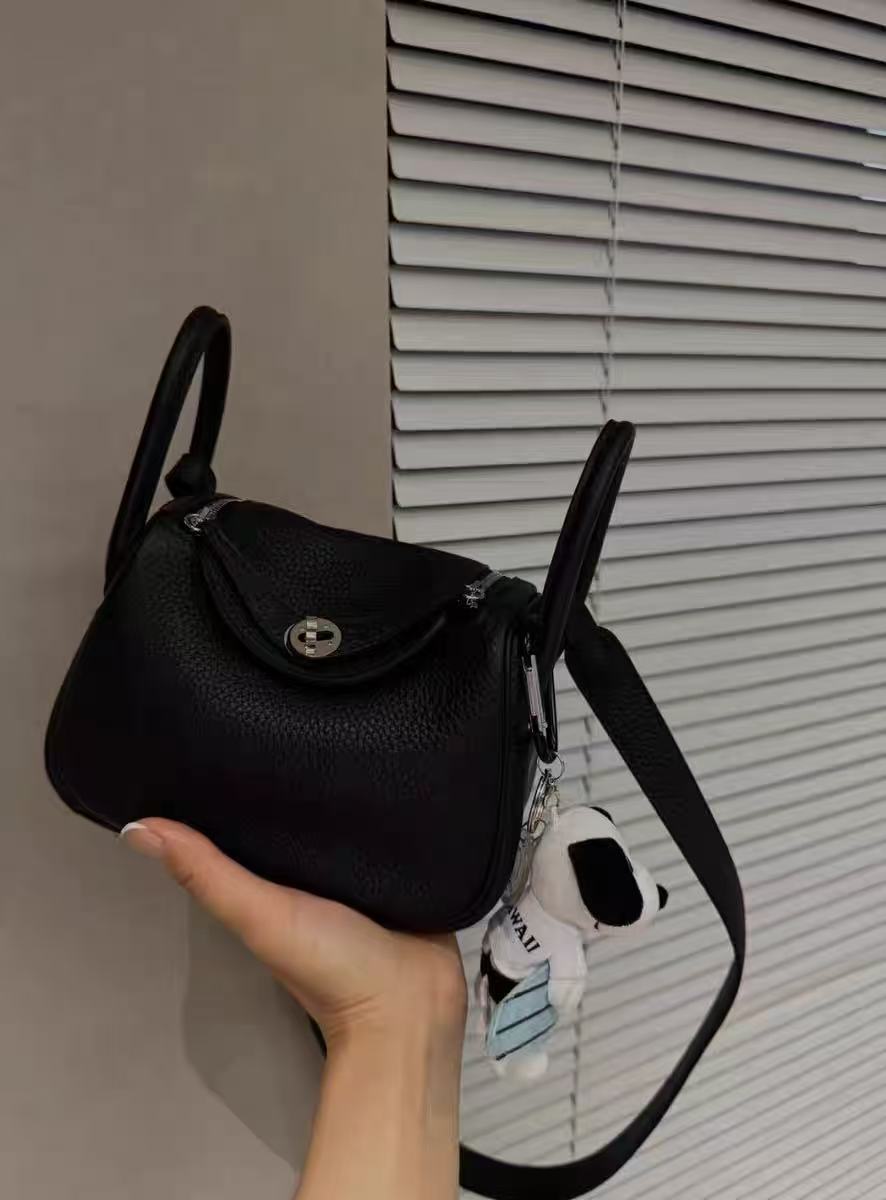 Frauen Top-Grain Leder Kissen Schulter Handtasche In Silber Hardware photo review