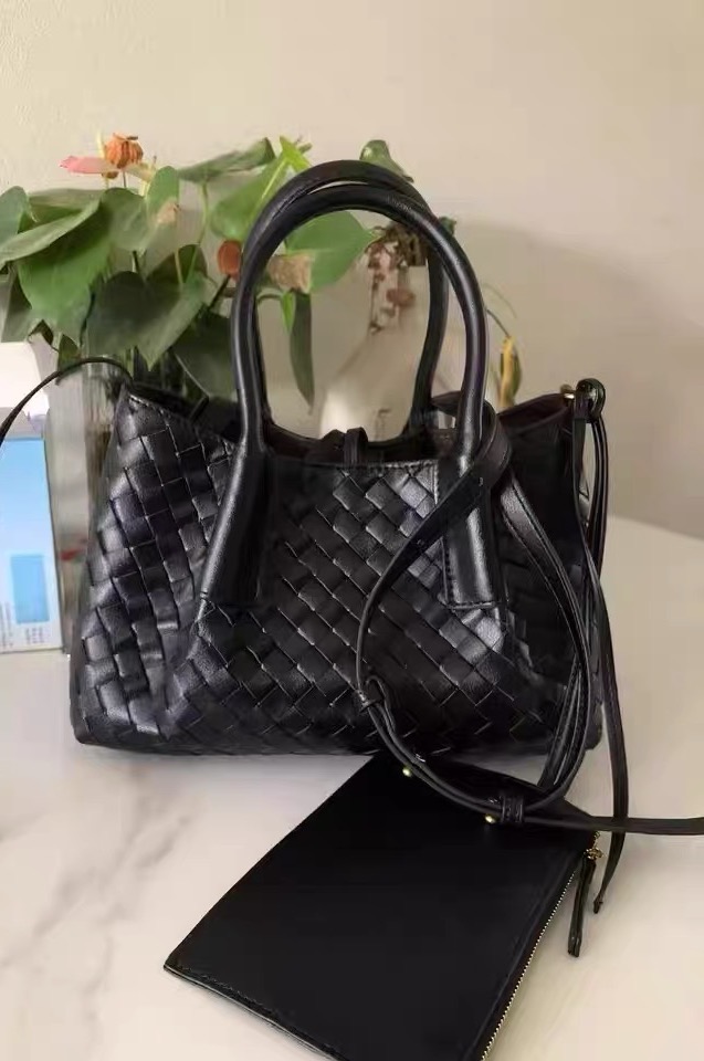 Women's Woven Genuine Leather Shoulder Tote Bag photo review