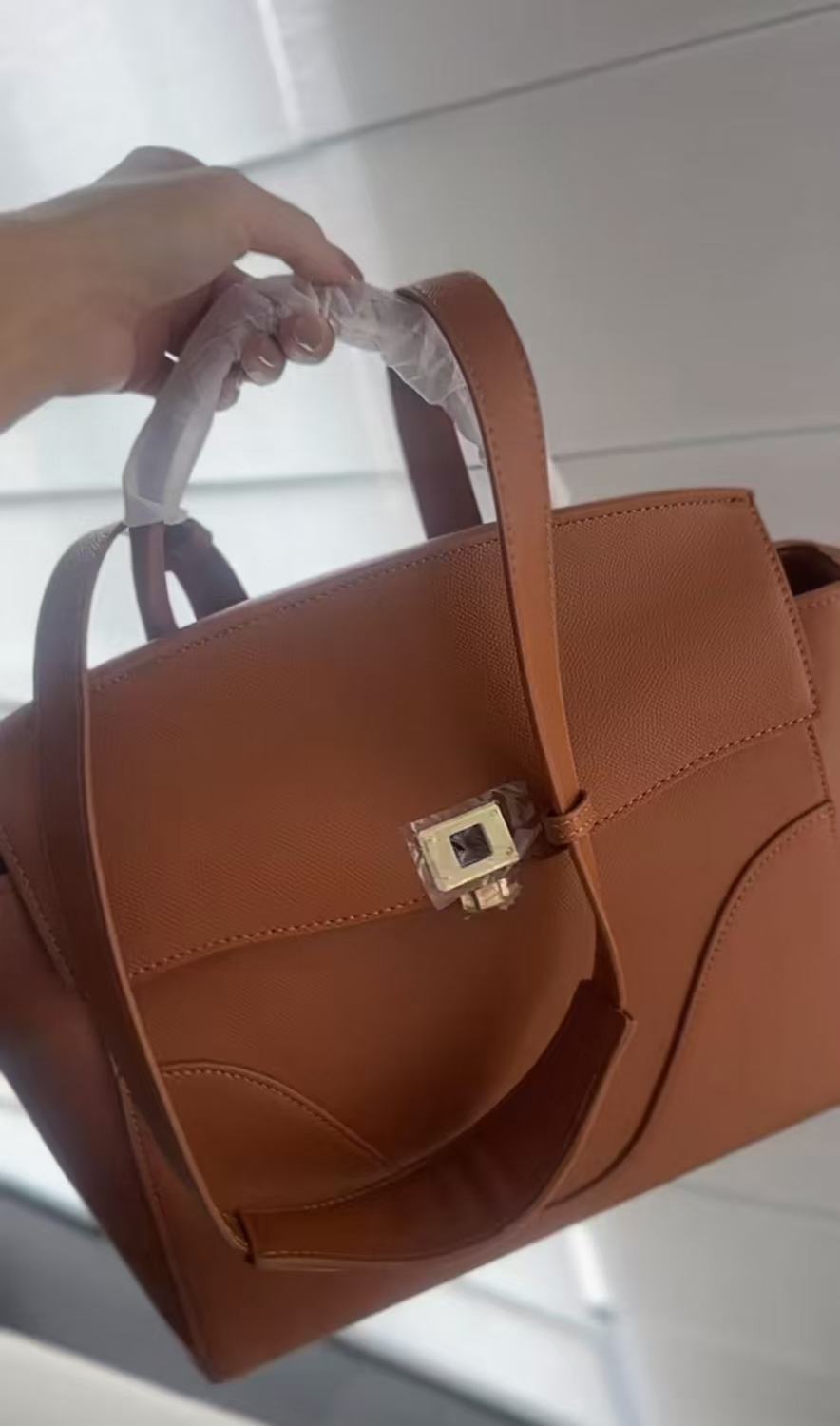 Women's Large Capacity Leather Shoulder Bag for Daily Use photo review