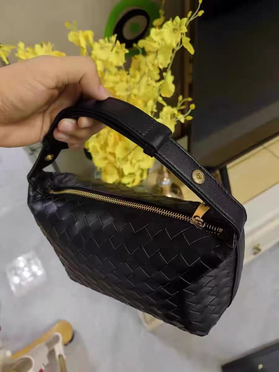 Women's Vintage Top-Grain Leather Woven Shoulder Handbag photo review