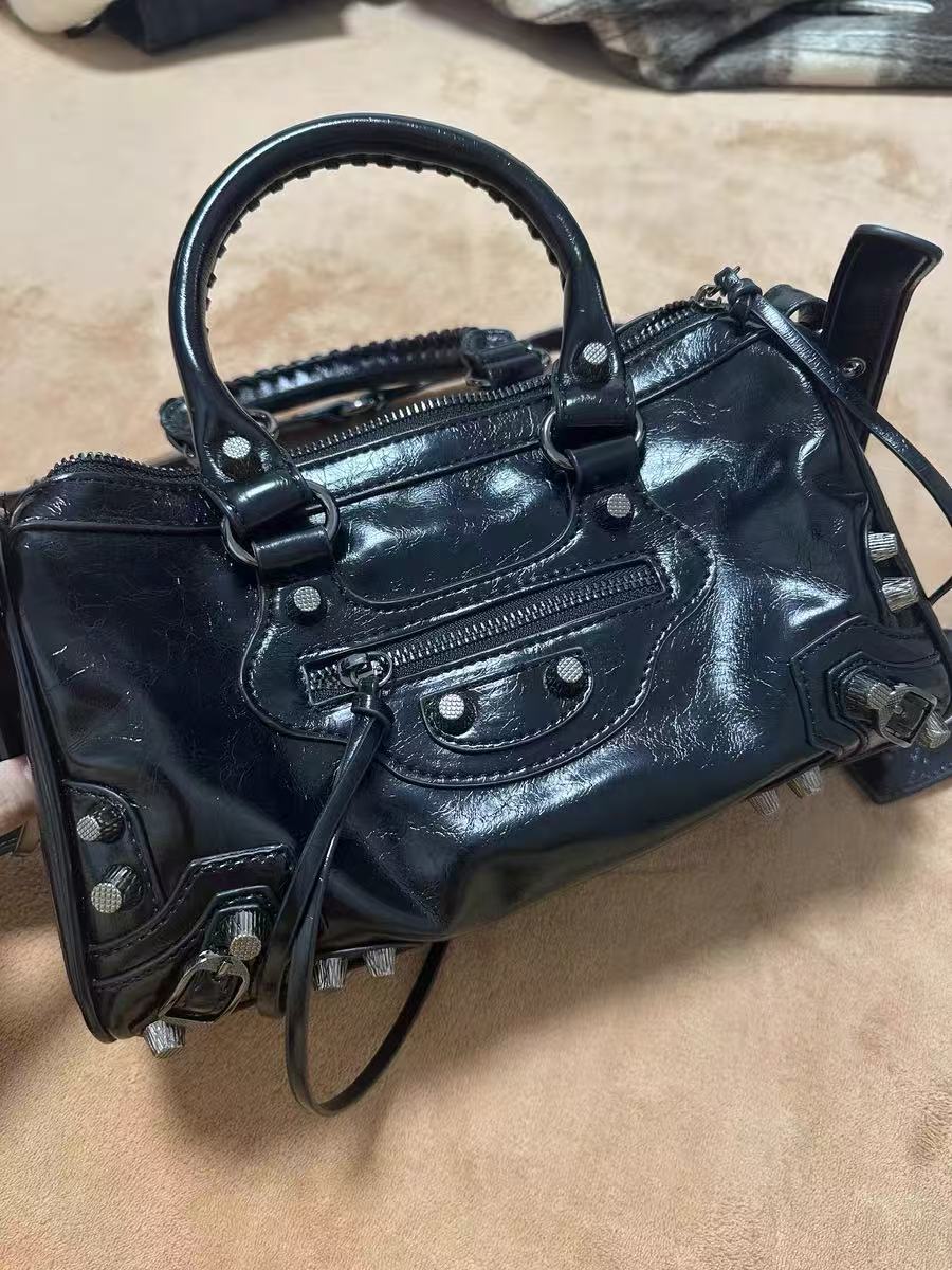 Damen Vintage beschlagene kissenförmige Crossbody Handtasche photo review