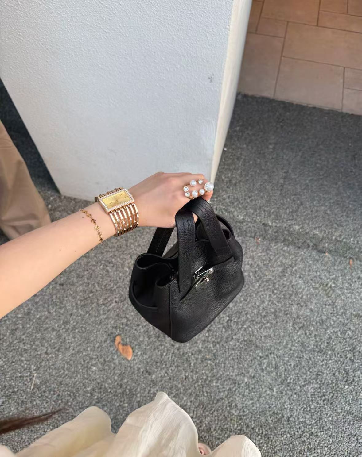 Women's Minimalist Top-Grain Leather Crossbody Strap Bucket Handbag In Lock Clasp photo review