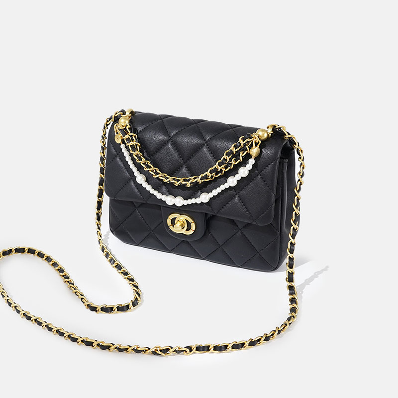 Sacs à main Minimalist Black Quilted Lambskin Pearl-Embellished Chain Crossbody Bags In Gold Hardware