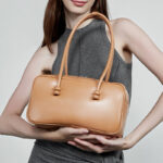 Minimalistische Boston Baguette Tasche aus echtem Leder für Damen