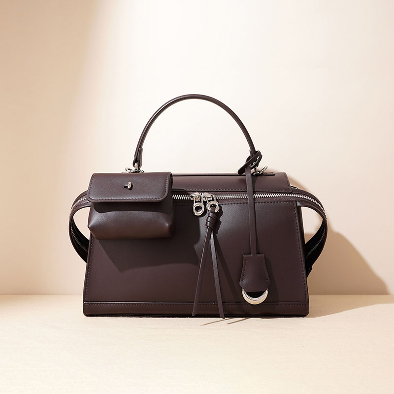 Minimalistische Damen Tasche aus echtem Leder mit Reißverschluss und silbernem Henkel