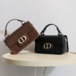 Minimalistische Damen-Tasche aus Leder und Wildleder mit goldener Hardware