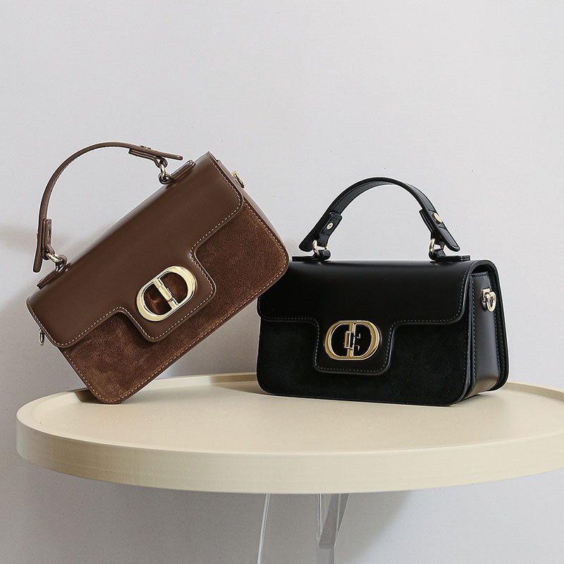 Minimalistische Damen-Tasche aus Leder und Wildleder mit goldener Hardware
