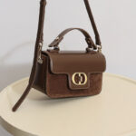Minimalistische Damen-Tasche aus Leder und Wildleder mit goldener Hardware