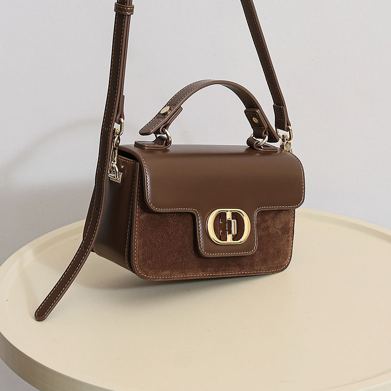 Minimalistische Damen-Tasche aus Leder und Wildleder mit goldener Hardware