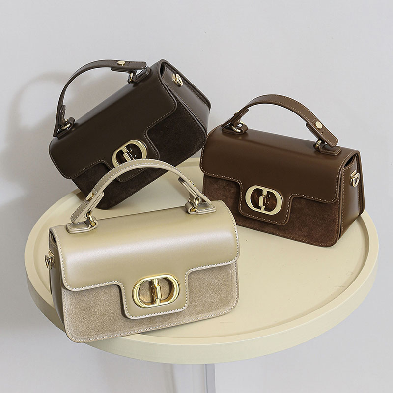 Minimalistische Damen-Tasche aus Leder und Wildleder mit goldener Hardware