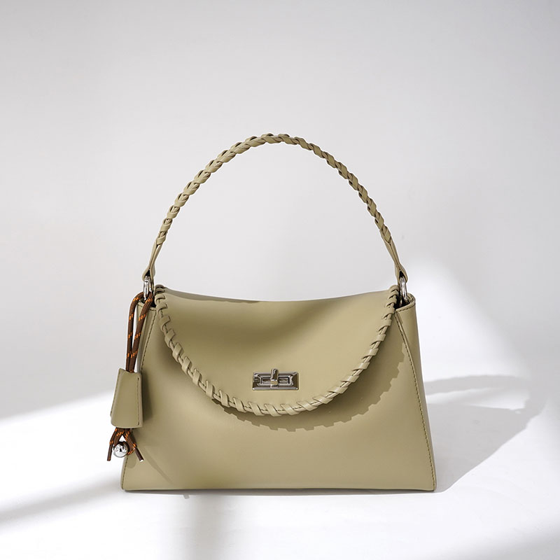 Minimalistische Damen Handtasche aus Leder mit geflochtenen Details und silberner Hardware