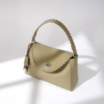 Minimalistische Damen Handtasche aus Leder mit geflochtenen Details und silberner Hardware