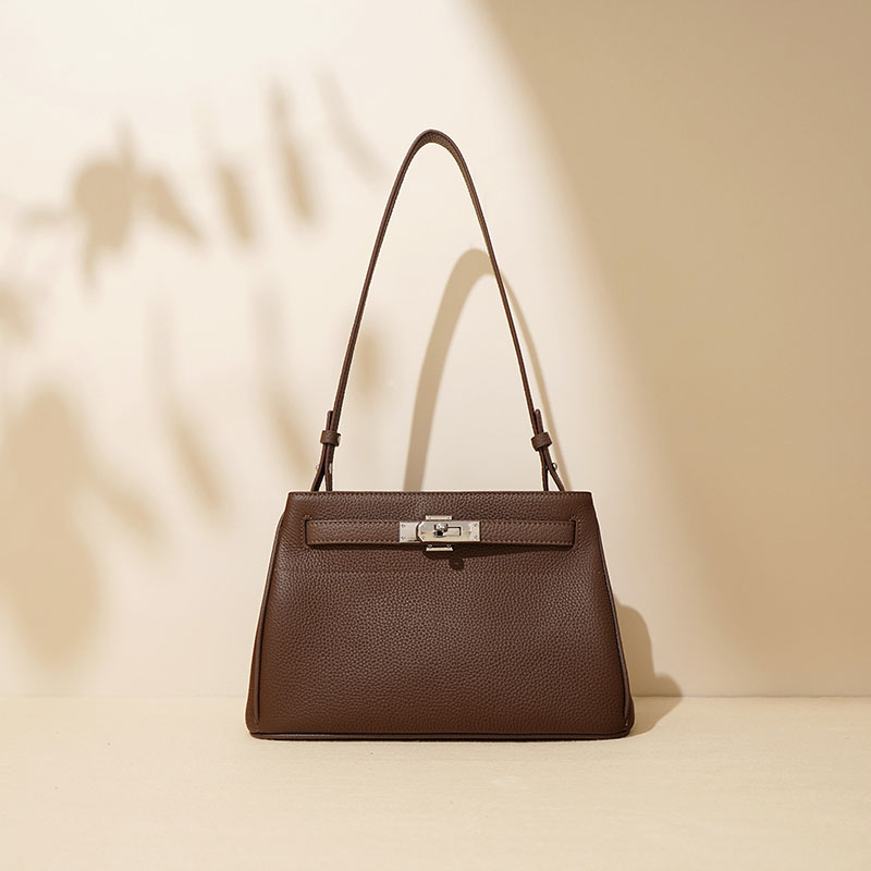 Minimalistische Damen Umhängetasche aus feinstem Leder mit Verschluss und silberner Hardware