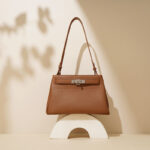 Minimalistische Damen Umhängetasche aus feinstem Leder mit Verschluss und silberner Hardware