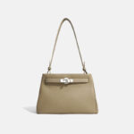 Minimalistische Damen Umhängetasche aus feinstem Leder mit Verschluss und silberner Hardware