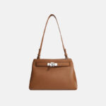 Minimalistische Damen Umhängetasche aus feinstem Leder mit Verschluss und silberner Hardware