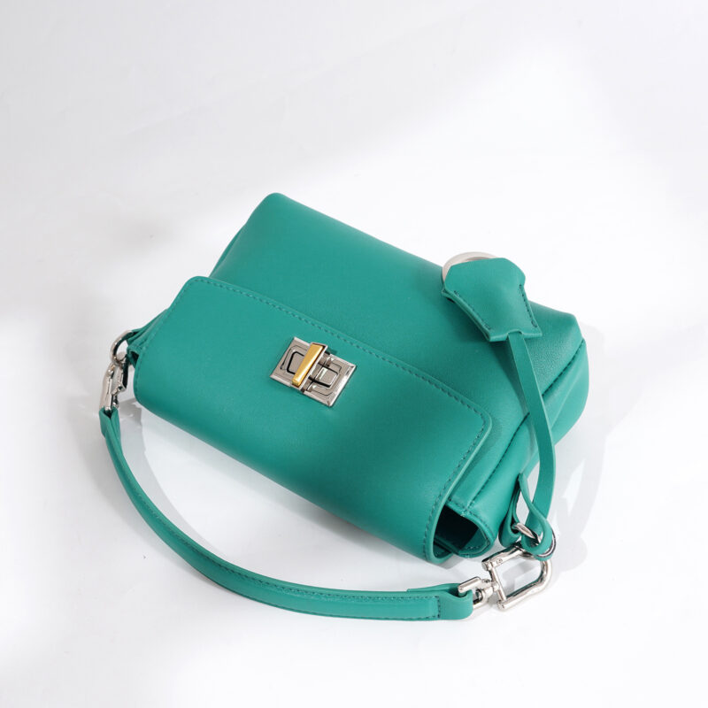 Minimalistische Damenhandtasche mit Schlossschließe aus hochwertigem Leder