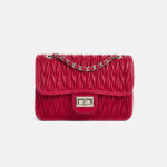 Minimalistische Damen Tasche aus feinstem Leder mit plissierter Kette und silberner Hardware